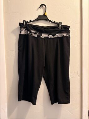 Black Capri Active Pants with Patterned Waistband
